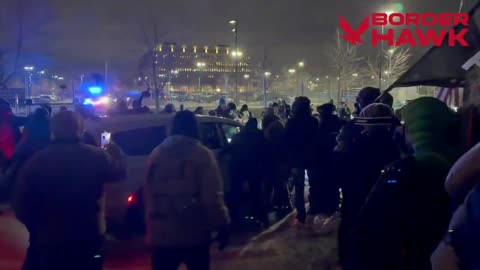 🚨 Federal officer DRAWS FIREARM on howling militants outside Minneapolis Federal Building