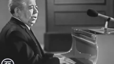 El Compositor Dmitry Pokrass Canta Y Narra. Compositores Al Piano