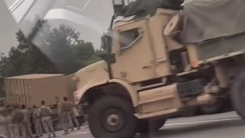 US ARMY COMES OUT TO THE STREETS/EJÉRCITO DE LOS EUA SE POSICIONA EN LAS CALLES