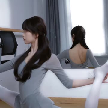 Daily Beauty EP 133 | Flowing Off-white Tights Sensual Model Pose