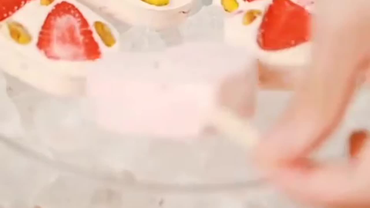 Cake from fresh fruits🍰🍓