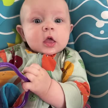 day 138 – nonstop smiles in my baby seat! 😄🍼