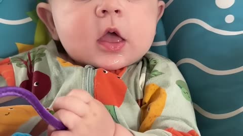 day 138 – nonstop smiles in my baby seat! 😄🍼