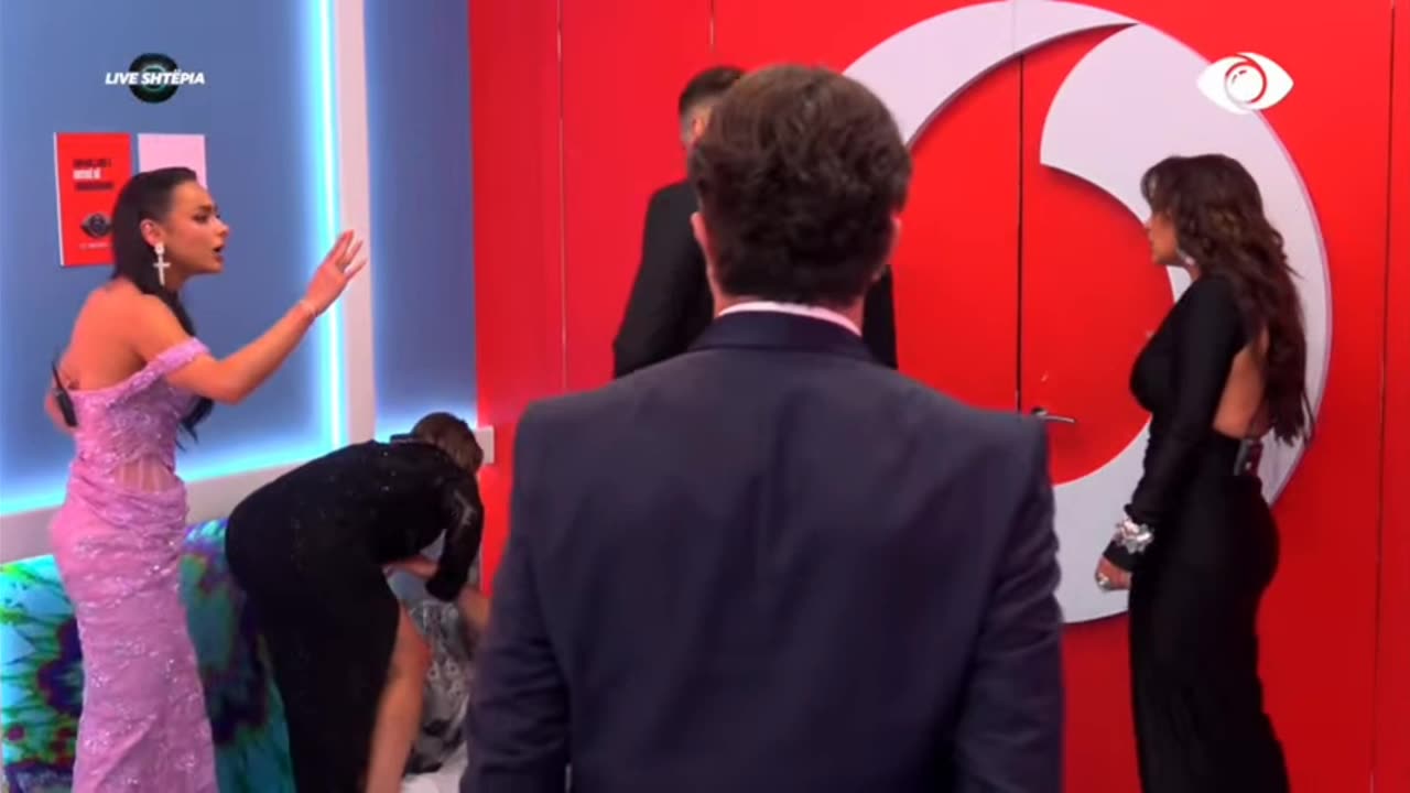 E rëndë/ Jozi godet me grusht Gjestin (Video)