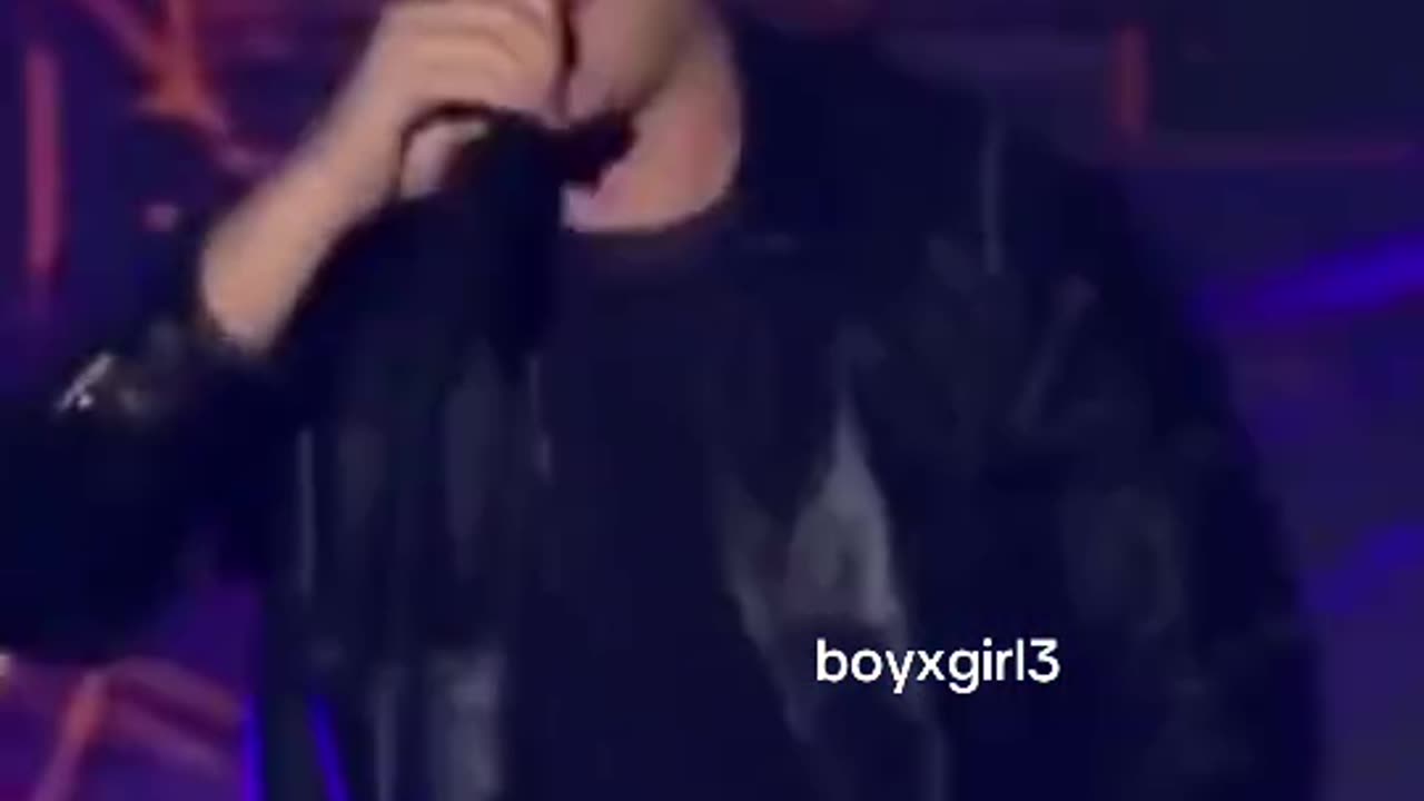 Incident në Finalen e “BBVA”, ish-banori Riki rrëzohet në skenë gjatë performancës