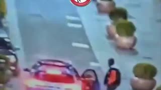 ITALIAN POLICE TAKE NO NONSENSE FROM AFRICAN MIGRANT