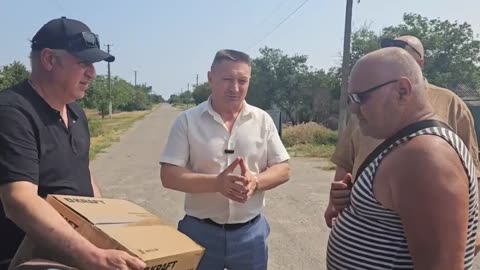 🛠️🇺🇦 Ukraine Russia War | Ukrainian Man Receives Microwave from Russian Soldier | RCF