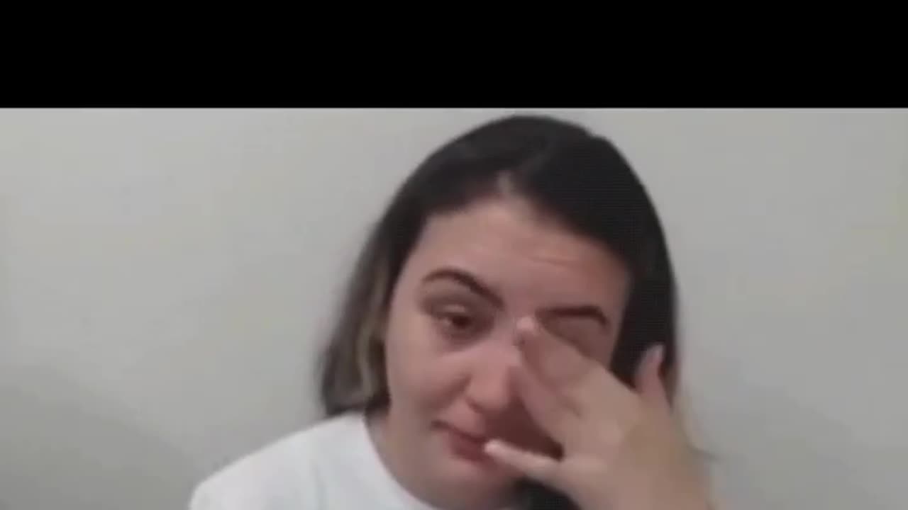 Enquanto essa jovem mãe de família está presa por fazer um protesto com um batom, praticamente TODOS os bandidos que saquearam o país estão soltos. O Brasil acabou.