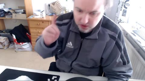 Micke Magmys äter paj uppifrån och tror på troll