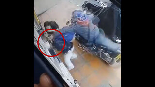 Intenta robar la gorra de un joven en Colombia y esto es lo que sucede