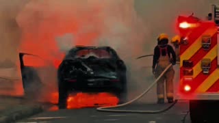 Bomberos controlan incendio de carro