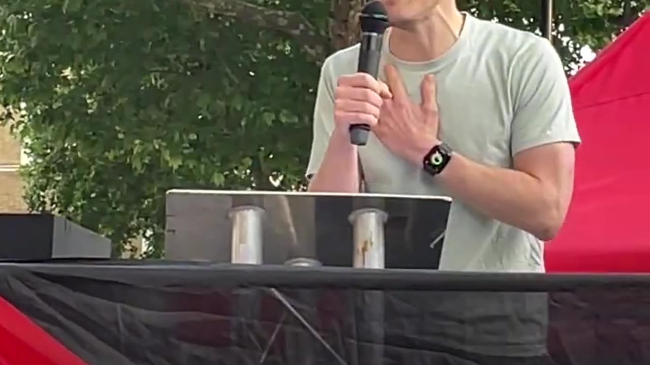 Owen Jones condemns UK government ...