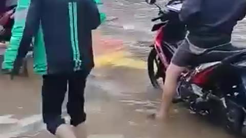 people suddenly disappear in the middle of a flood 😃😃😃