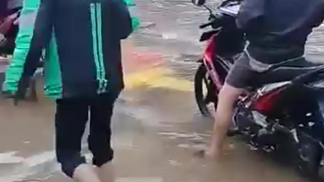 people suddenly disappear in the middle of a flood 😃😃😃