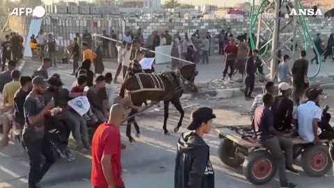 NOTIZIE DAL MONDO Gaza,saccheggiato un deposito di cibo ONU.Martedi' a Rafah una folla affamata ha assaltato il Gaza Humanitarian Foundation