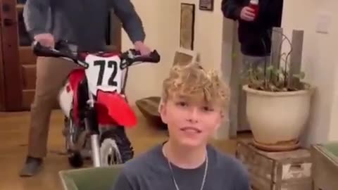 Oh, no, no, disculpa el malentendido! ¡Papá solo quería sorprenderte con su flamante moto de cross