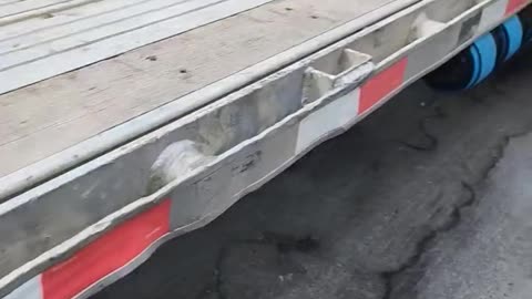HOW DO I GET THEM OUT #reallifetruckers #truckinlifestyle #truckdriver #ourtruckinglife #trucklife