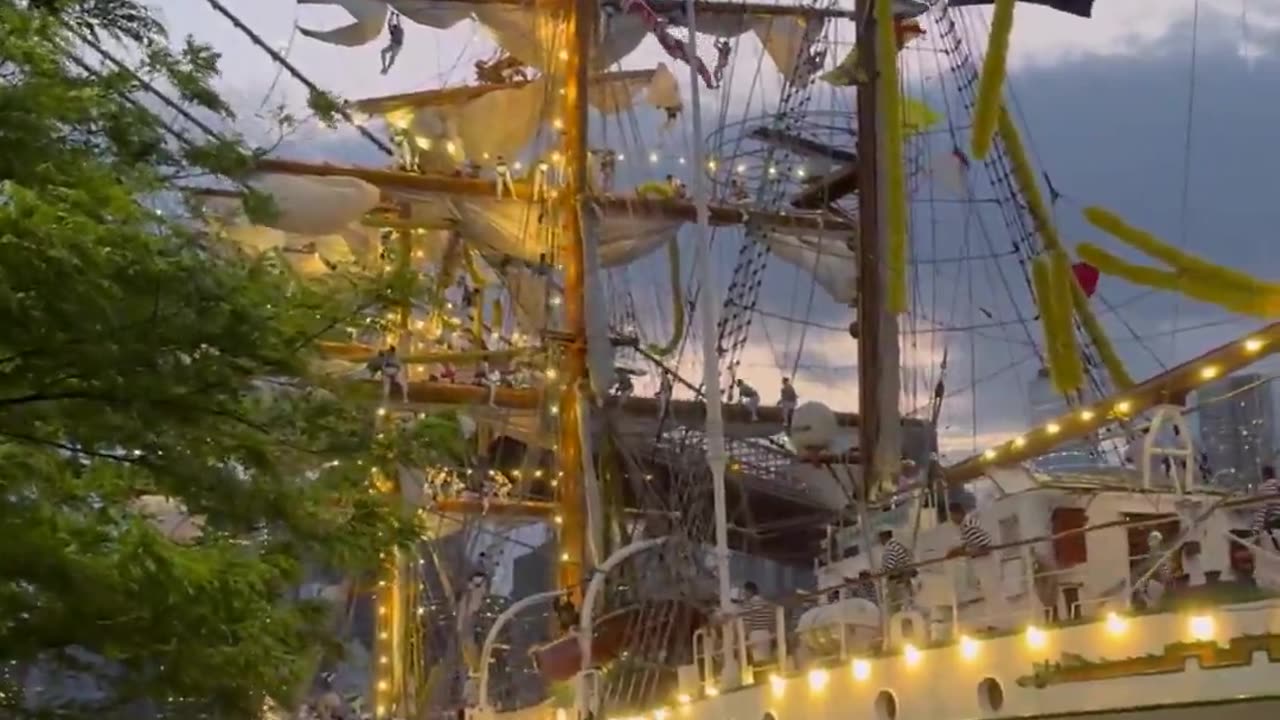 ⚠️ A massive Mexican ship hits the Brooklyn Bridge.