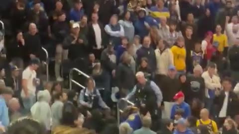 They’re throwing hands at Chase Center tonight