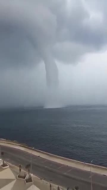 An impressive waterspout was captured off the seawall in Havana, Cuba 🇨🇺