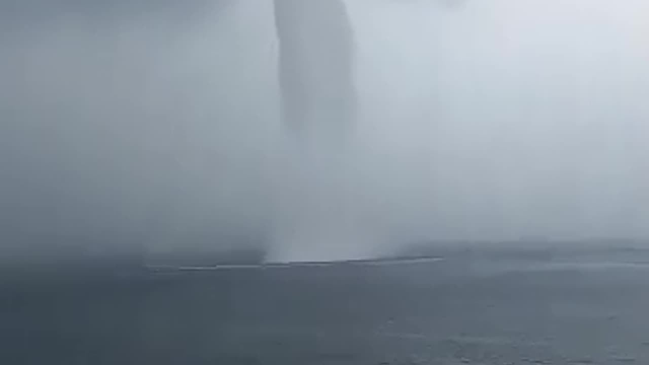 An impressive waterspout was captured off the seawall in Havana, Cuba 🇨🇺