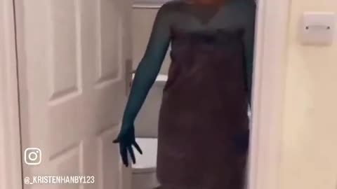 Dude turns his girlfriend completely blue 😭