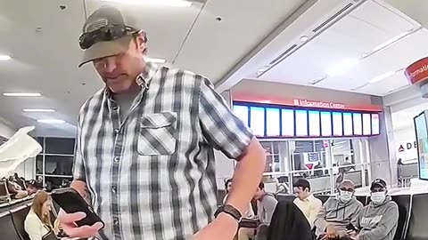 entitled bully refuses to pay 130 restaurant tab at the airport #policeofficer #foryou #foryoupage