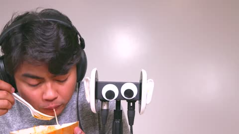 Guava Juice tries Jollibee chicken😱😭