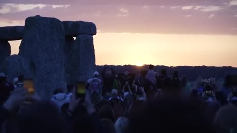 Sun rises over Stonehenge as thousands gather to celebrate summer solstice ☀️