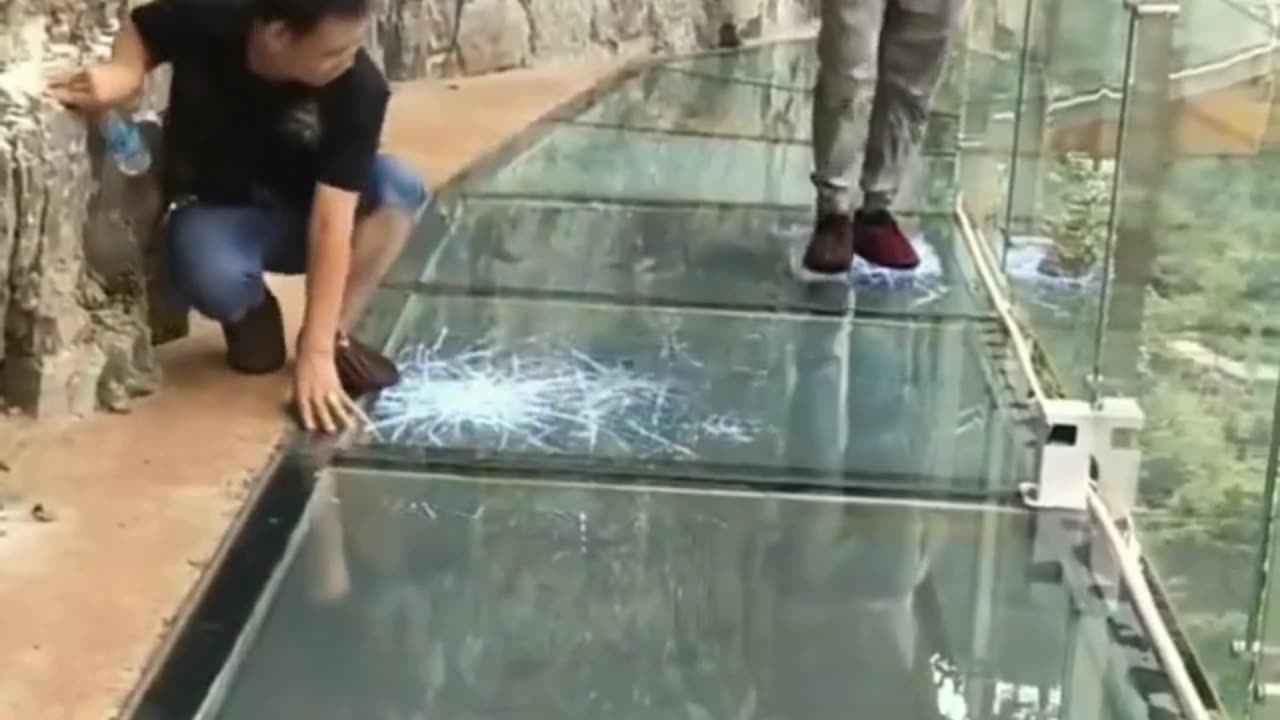 😱😂 Man Freaks Out on Glass Bridge! 🌉#GlassBridge 😱🌉 #FunnyReaction 😂🤣 #ScaredButFunny🙈🤣#ViralVideo🎥🔥