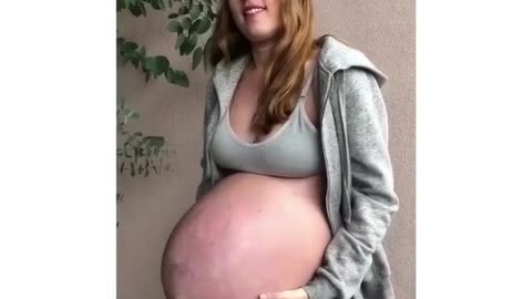 Une femme filme son ventre