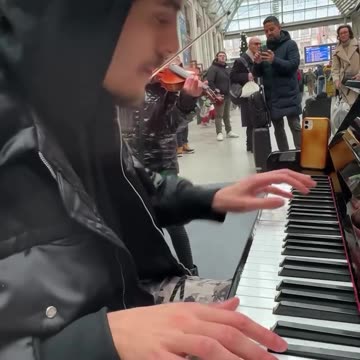 The CUTEST thing ever happened at the END of the video 😍 . Merry Christmas !