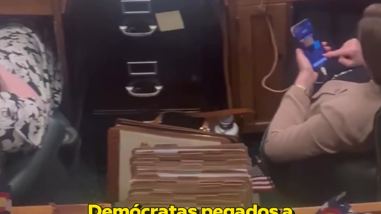 Demócratas juegan con celulares y ven ‘reels’ durante debate sobre control de armas en EE.UU.