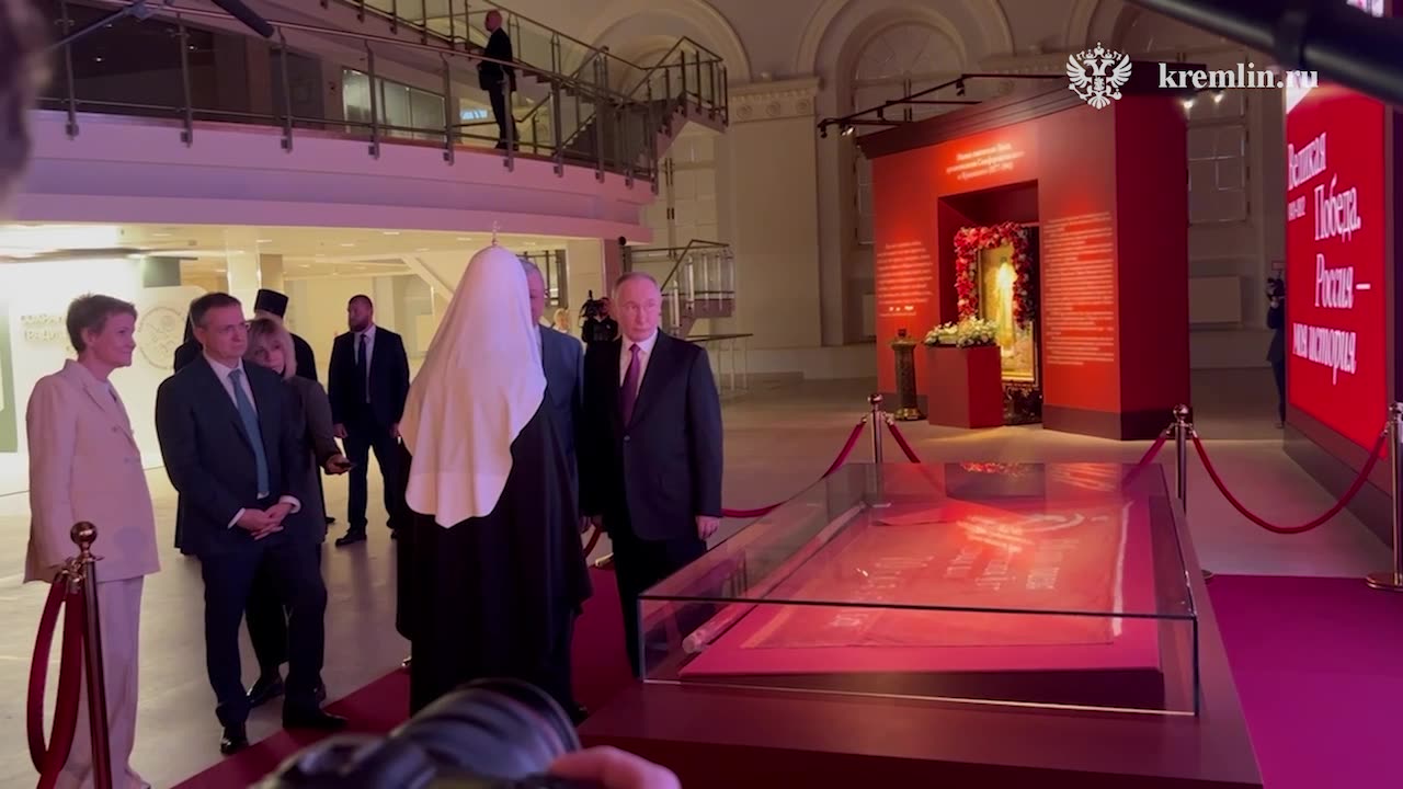 Владимир Путин осматривает выставку «Православная Русь