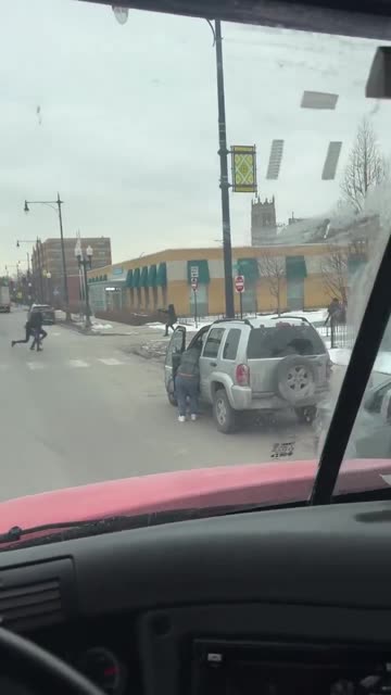 Violent shooting unfolds in broad daylight in Chicago