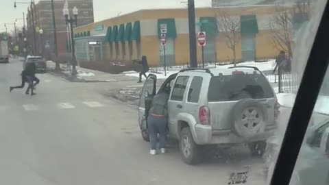 Violent shooting unfolds in broad daylight in Chicago
