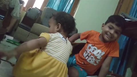 Chhoti bahan Apne bade bhai ko khana khila Rahe