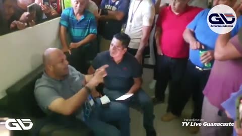 Mineros increpan a periodista Camilo Rodríguez en Abangares
