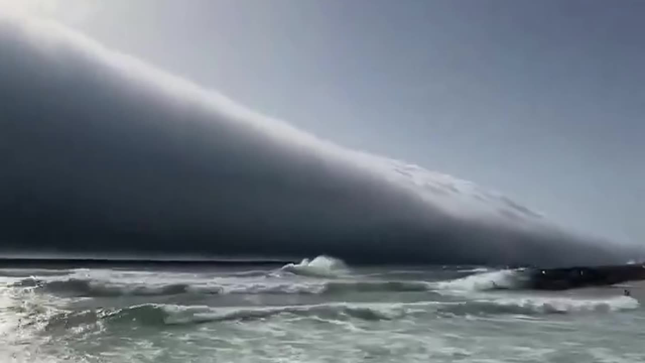 "Movie-Like" Roll Cloud Stuns Portugal Coast: The Science Behind This Rare Phenomenon! 🤯☁️🇵🇹