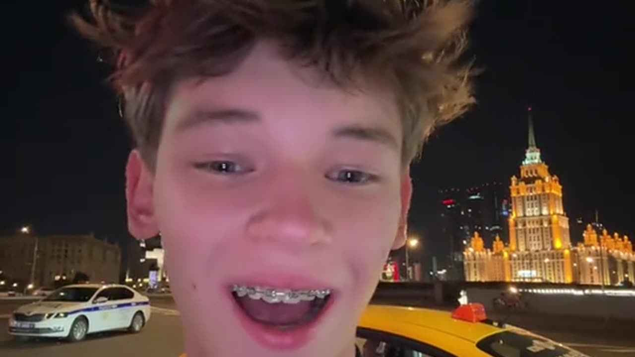 Real Moscow Night – Flashing Lights & Urban Vibes 🚓🌆