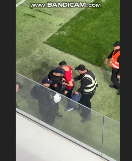 policia shoqeron tifozin