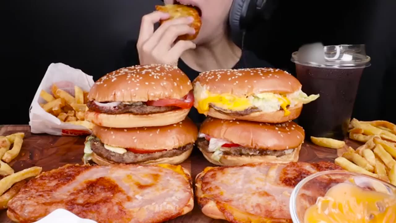 ASMR Burger Eating Sounds 🍔 Juicy, Crunchy & Satisfying Food ASMR for Relaxation