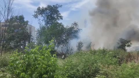 VIDEOLAJM/ Zjarr i fuqishëm në Laprakë, flakët përfshijnë zonën përballë shkollës 'Aleks Buda'