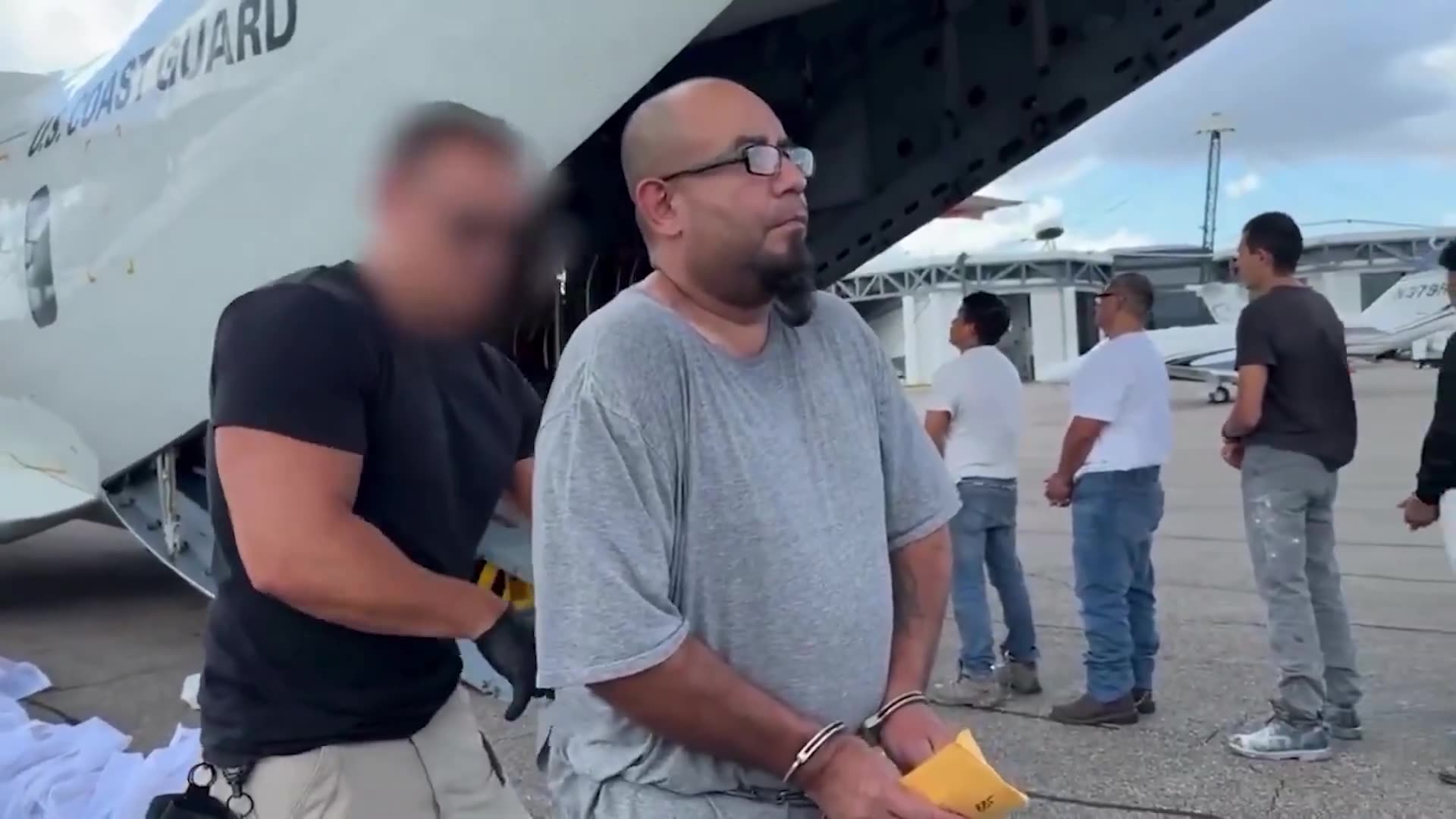 📌 ICE DEPORTS dozens of illegal immigrants accused of crimes