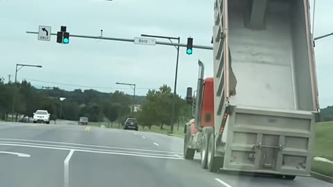 🚛💥 What Happens When a Dump Truck Forgets to Lower Its Bed?