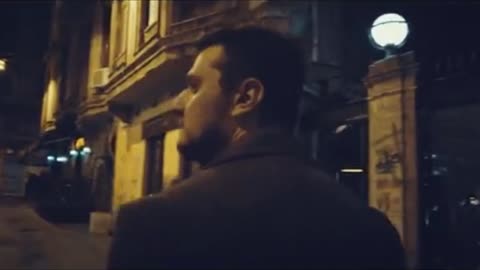 sesin gelir uzaktan gel diye