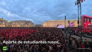 Miles de graduados celebran el fin de la escuela en el festival Velas Escarlatas en San Petersburgo