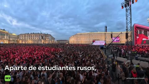 Miles de graduados celebran el fin de la escuela en el festival Velas Escarlatas en San Petersburgo