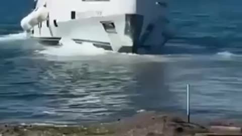 Newly built luxury yacht M/Y Dolce Vento, worth $1 million sank just 15 minutes after launch.