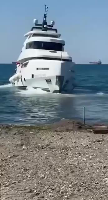 Newly built luxury yacht M/Y Dolce Vento, worth $1 million sank just 15 minutes after launch.